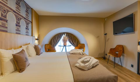 Executive Room | Premium bedding, minibar, in-room safe, desk