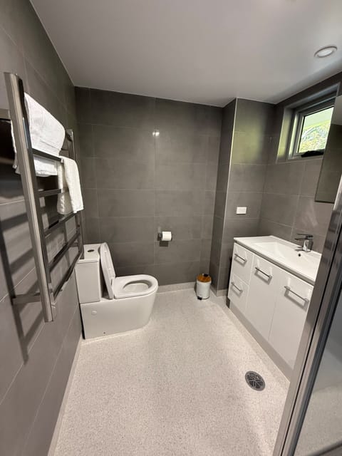 Apartment | Bathroom | Shower, towels