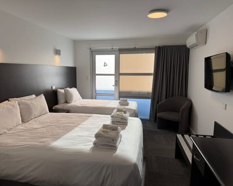 Deluxe Twin Room | Iron/ironing board, bed sheets