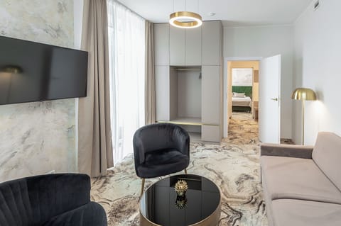 Standard Suite | Minibar, in-room safe, desk, free WiFi