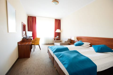Double Room | Desk, iron/ironing board, cribs/infant beds, travel crib