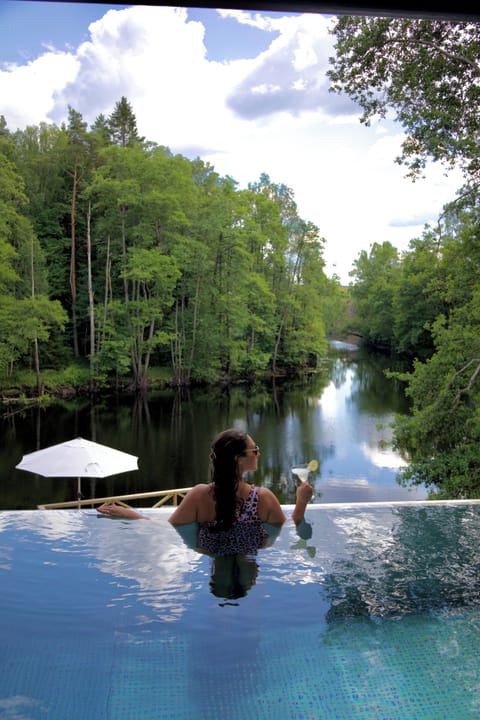 Couples treatment rooms, sauna, hot tub, hot springs, body treatments