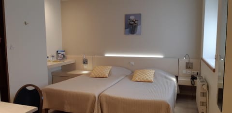 Standard Room, 2 Twin Beds | Desk, free WiFi, bed sheets