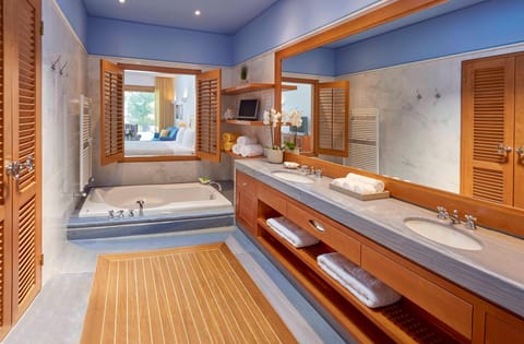 Luxury Suite Sea View with shared Pool | Bathroom | Free toiletries, hair dryer, bathrobes, slippers
