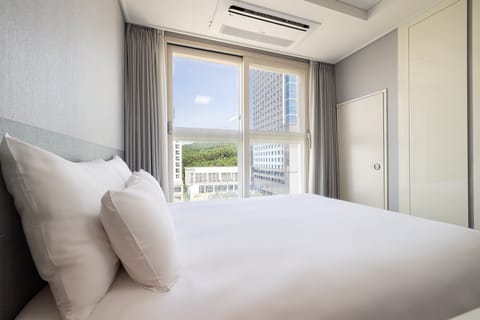 Premium bedding, minibar, laptop workspace, blackout drapes
