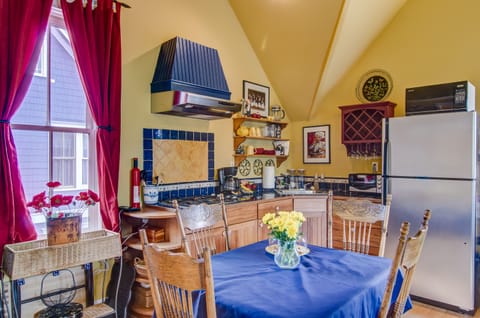 Kitchen & dining area
