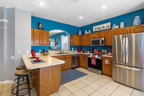 Well equipped kitchen including pots & pans, regular and keuring coffee machine