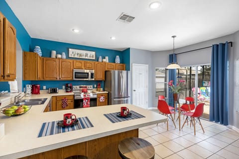 Well equipped kitchen including pots & pans, regular and keuring coffee machine