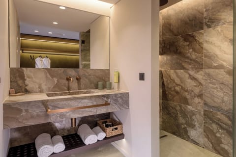 Junior Suite, Garden View (2+1) | Bathroom | Free toiletries, hair dryer, towels