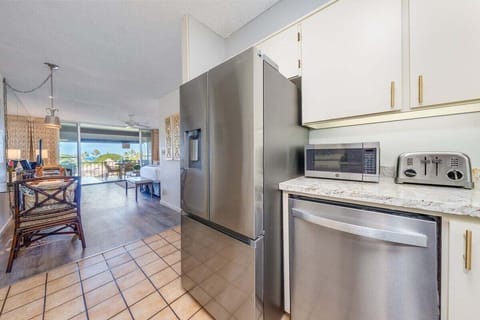 Large French door fridge enough to store goods for your vacation convenience