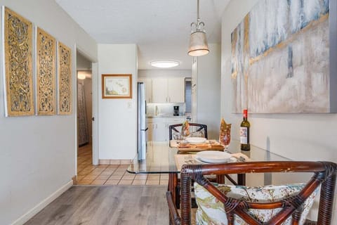 Enjoy your favorite food at this 2 seater dining table