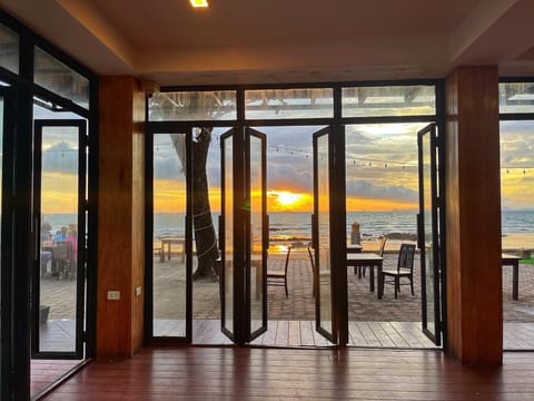 Breakfast, lunch, dinner served; Asian cuisine, beach views 