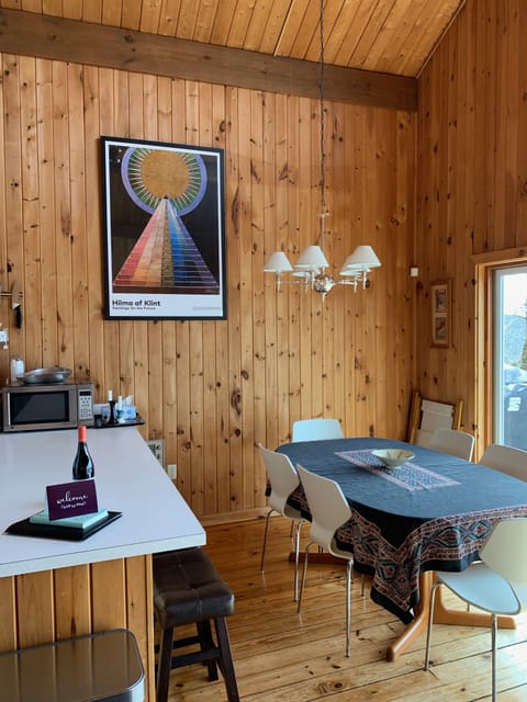 Kitchen/dining area, table extends to seat 8 or 10