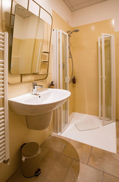 Shower, rainfall showerhead, free toiletries, hair dryer