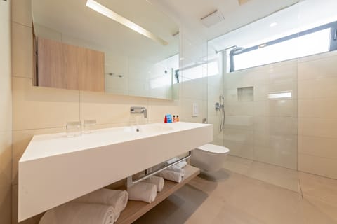 Premium Garden Suite with terrace park side | Bathroom | Shower, free toiletries, hair dryer, towels