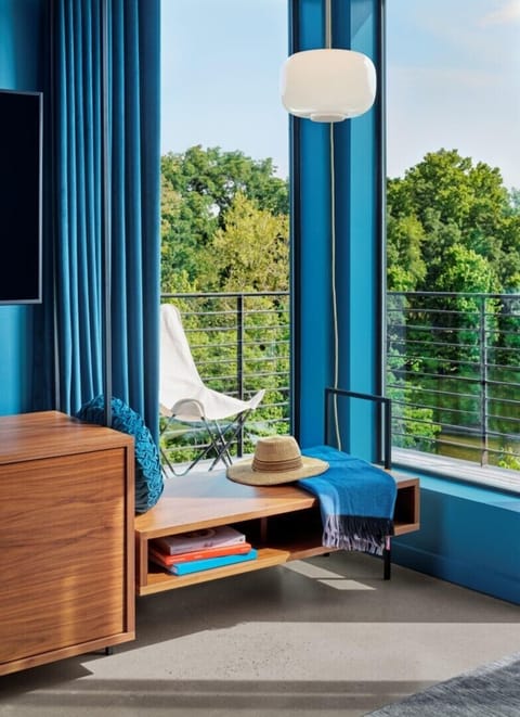 Deluxe Room | Minibar, in-room safe, blackout drapes, iron/ironing board