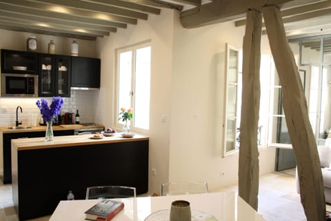 A 17th century apartment with a modern touch... very luminous!