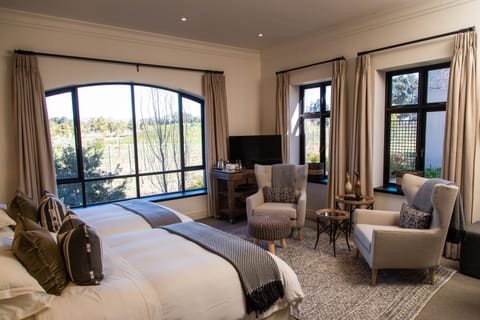 1 bedroom, Egyptian cotton sheets, premium bedding, down comforters