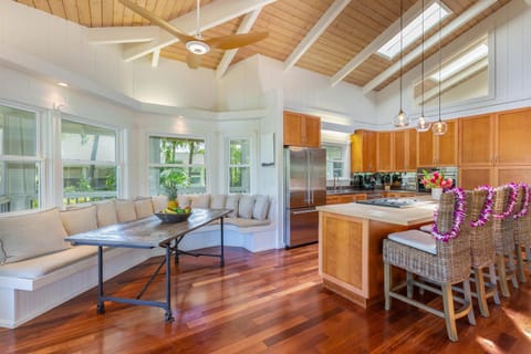 Dining Space - Dining area with comfortable nook