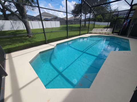 large swimming pool with optional security fence (see video for it set up) 