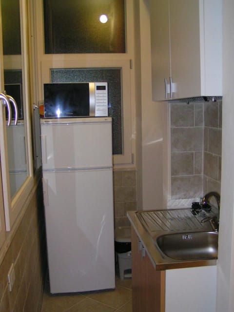 Full-size fridge, electric kettle, cookware/dishes/utensils