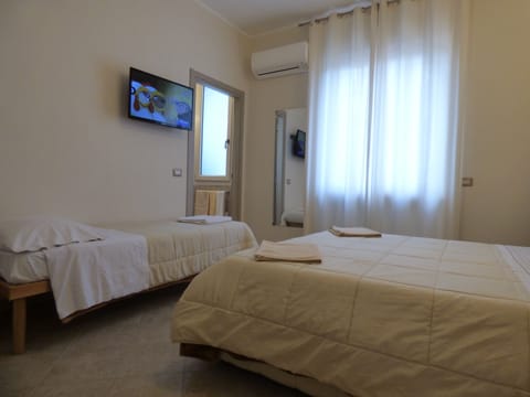 Double Room, 1 Queen Bed, Non Smoking | Free WiFi, bed sheets