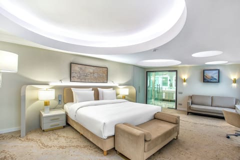 Executive Suite | Minibar, desk, laptop workspace, soundproofing