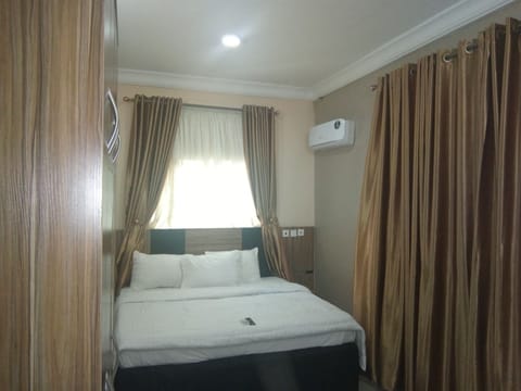 Luxury Suite, 1 King Bed, Non Smoking | 1 bedroom, in-room safe, individually decorated, individually furnished