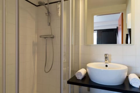 Standard Double Room | Bathroom | Hair dryer, towels