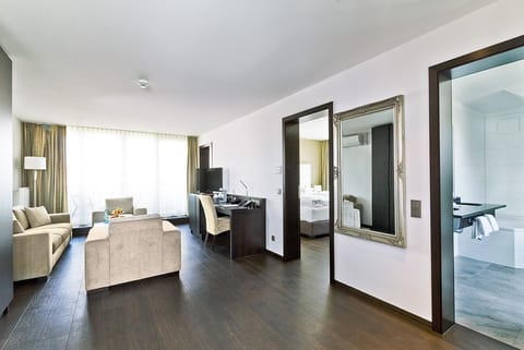 Luxury Suite | Hypo-allergenic bedding, in-room safe, desk, laptop workspace