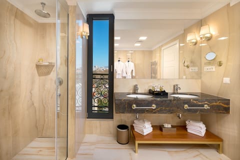 Luxury suite (Sea front, Balcony, Jacuzzi) | Bathroom sink