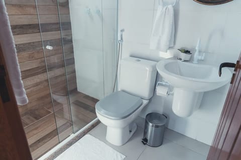 Basic Room (Praia do Farol) | Bathroom | Shower, free toiletries, hair dryer, towels