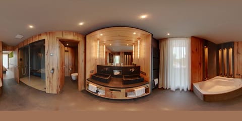 Suite | Bathroom amenities | Towels