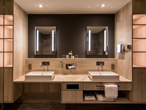 Deluxe Double Room | Bathroom amenities | Towels