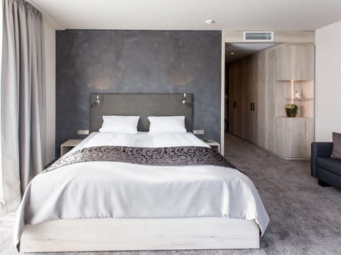 Deluxe Double Room | Hypo-allergenic bedding, in-room safe, desk, soundproofing