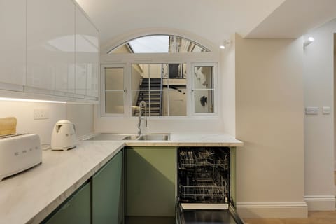 City Apartment, 3 Bedrooms | Private kitchen | Fridge, microwave, oven, stovetop