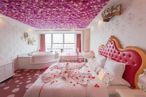 Gallery Double Room | Desk, blackout drapes, free WiFi, bed sheets