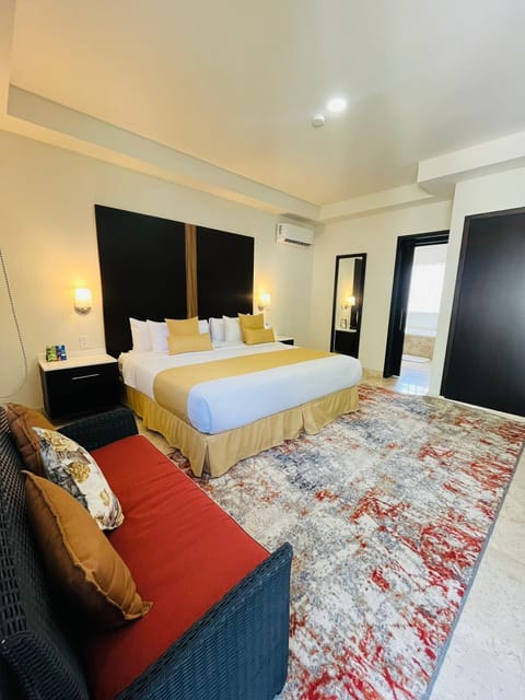 Grand Room, 1 King Bed, Non Smoking, Jetted Tub | In-room safe, blackout drapes, iron/ironing board, bed sheets