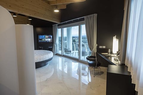 Executive Suite | Living area | Flat-screen TV