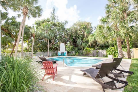 BEAUTIFUL POOL FUN! ONLY STEPS TO BEACH. VACATION IN PARADISE! 🏖