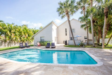 BEAUTIFUL BEACH HOME WITH FUN POOL!🏖
