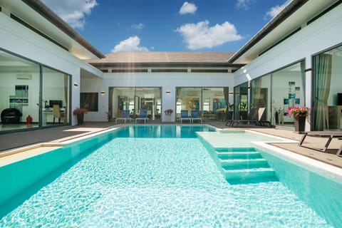 Outdoor pool, pool umbrellas, sun loungers