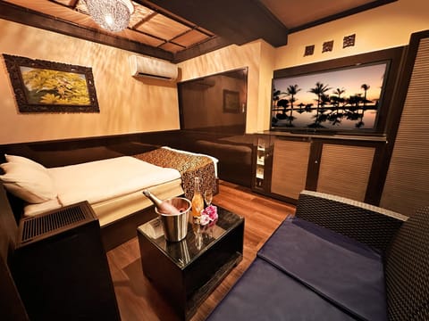 Moderate Double Room, Smoking | WiFi (free), bed sheets