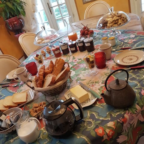 Free daily continental breakfast