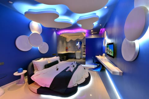 Romantic Double Room with Round Bed | Minibar, blackout drapes, WiFi (free), bed sheets