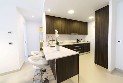 Full-size fridge, microwave, oven, stovetop