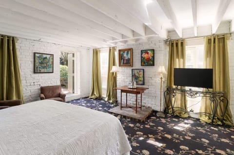 Comfort Room, 1 King Bed, Non Smoking (103 Hutton Hall) | Individually decorated, individually furnished, blackout drapes