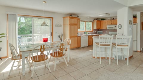 Dining area and breakfast bar