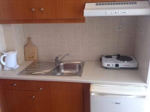 Fridge, stovetop, electric kettle, cookware/dishes/utensils
