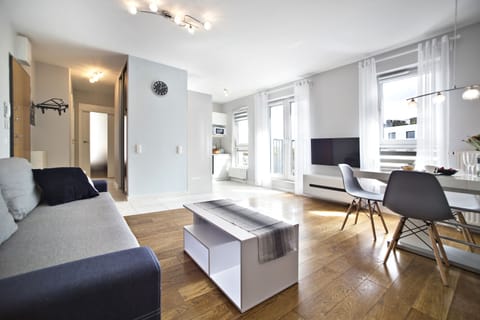 Deluxe Room | Living room | 42-inch flat-screen TV with cable channels, TV